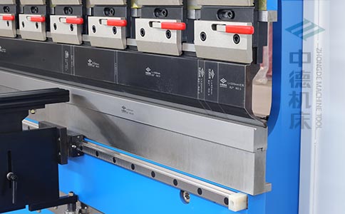 ZDPK-6325標配高精度模具快夾，換模速度快5倍，加高型模托是門業制造專業配置.jpg