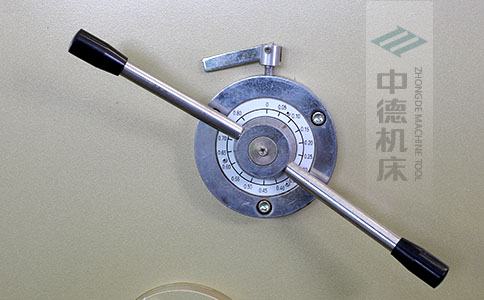 ZDS-450剪板機刀片間隙手動調節器，刻度清淅，調節省力又簡便.jpg