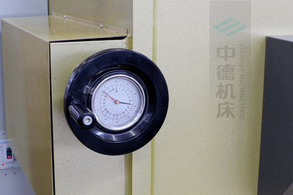 ZDG-632刀片間隙調節裝置，設置在機架前面，并有刻度顯示，調節方便.jpg