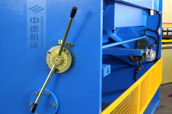 ZDSK-1632剪板機刀片間隙手動調節器，刻度清淅，調節省力又簡便.jpg