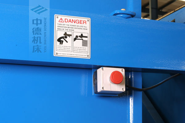 ZDSK-1632剪板機后部緊急停止按鈕，最大程度保障工人安全.jpg