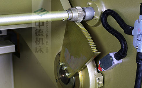 ZDS-1032采用高精度刀片間隙調節齒輪，經過淬火高硬度又耐磨，表面鍍鋅不生銹，長年累月使用依然有很高的調節精度.jpg