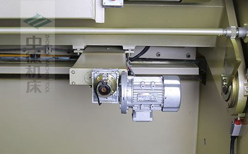 ZDS-1032剪板機后檔料結構，平行度高，并采用國內一流品牌軸承，耐磨抗壓壽命長.jpg